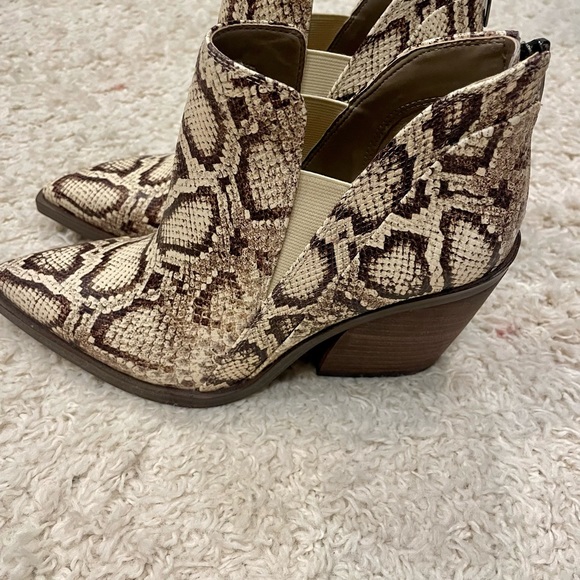 Vince Camuto Gradina python snakeskin booties women’s size 8 brand new in box - Picture 4 of 8